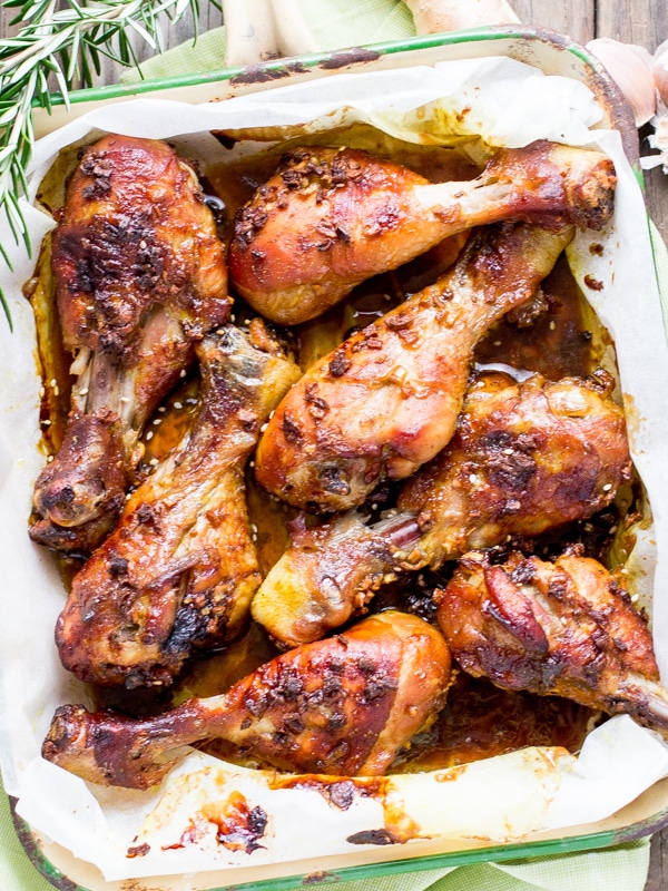 A pan full of cooked chicken drumsticks 