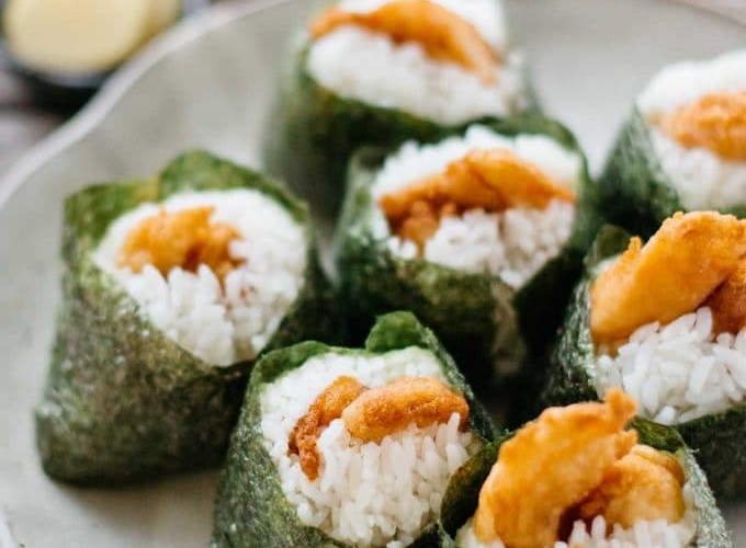 many Tenmusu rice balls on a round plate