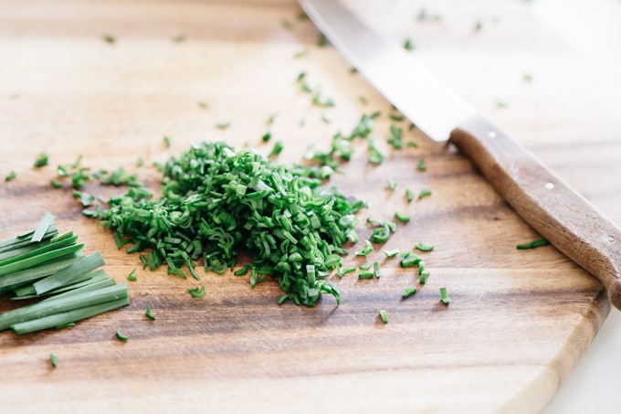 NIra chives finely chopped up on a copping board