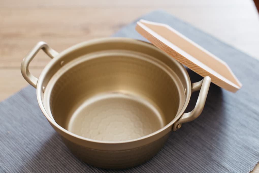 Japanese aluminium pot with an wooden lid
