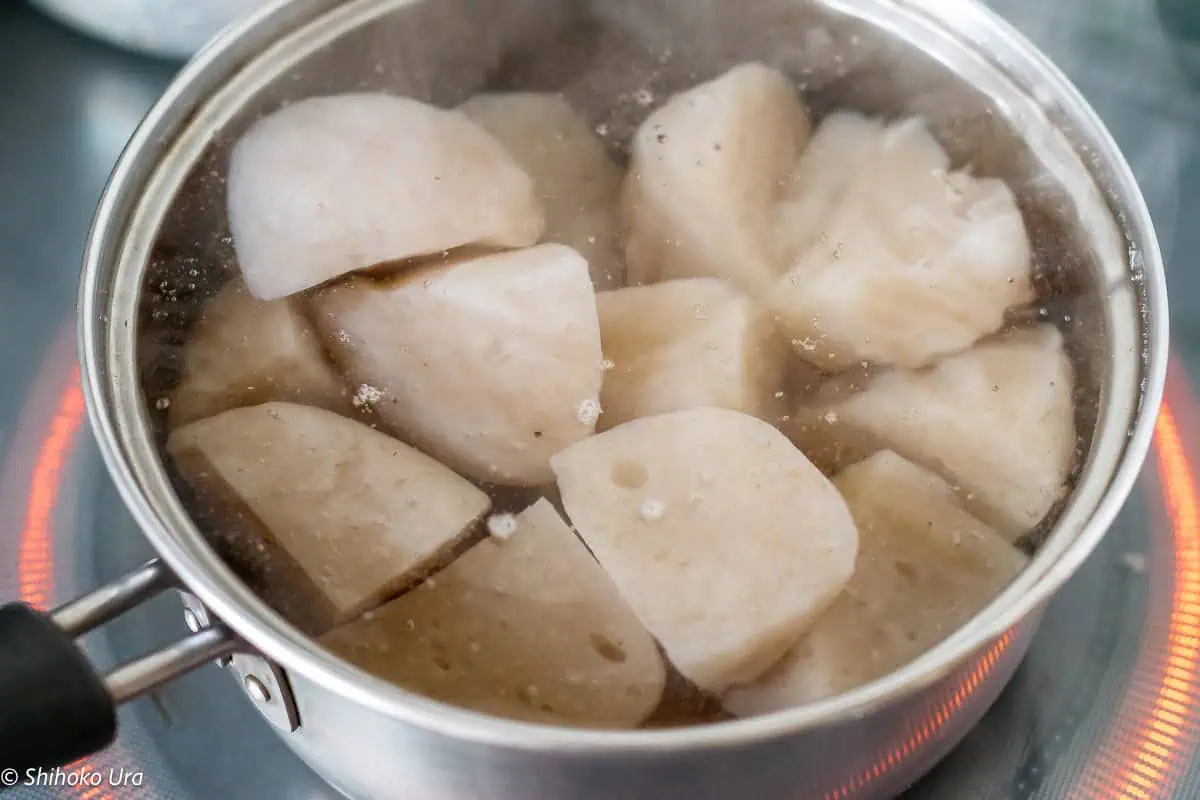 cut konnyaku in a boiling water