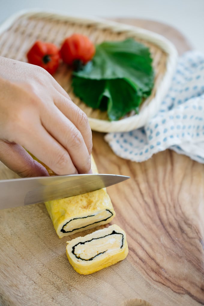 Cutting rolled egg omlette