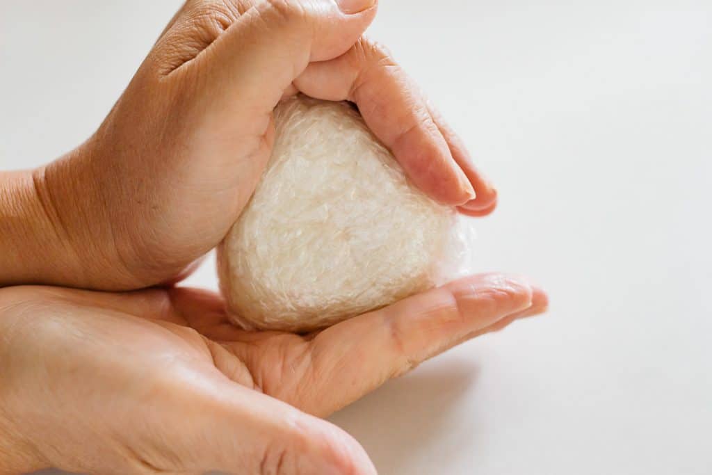 Shaping onigiri into triangle with free hands