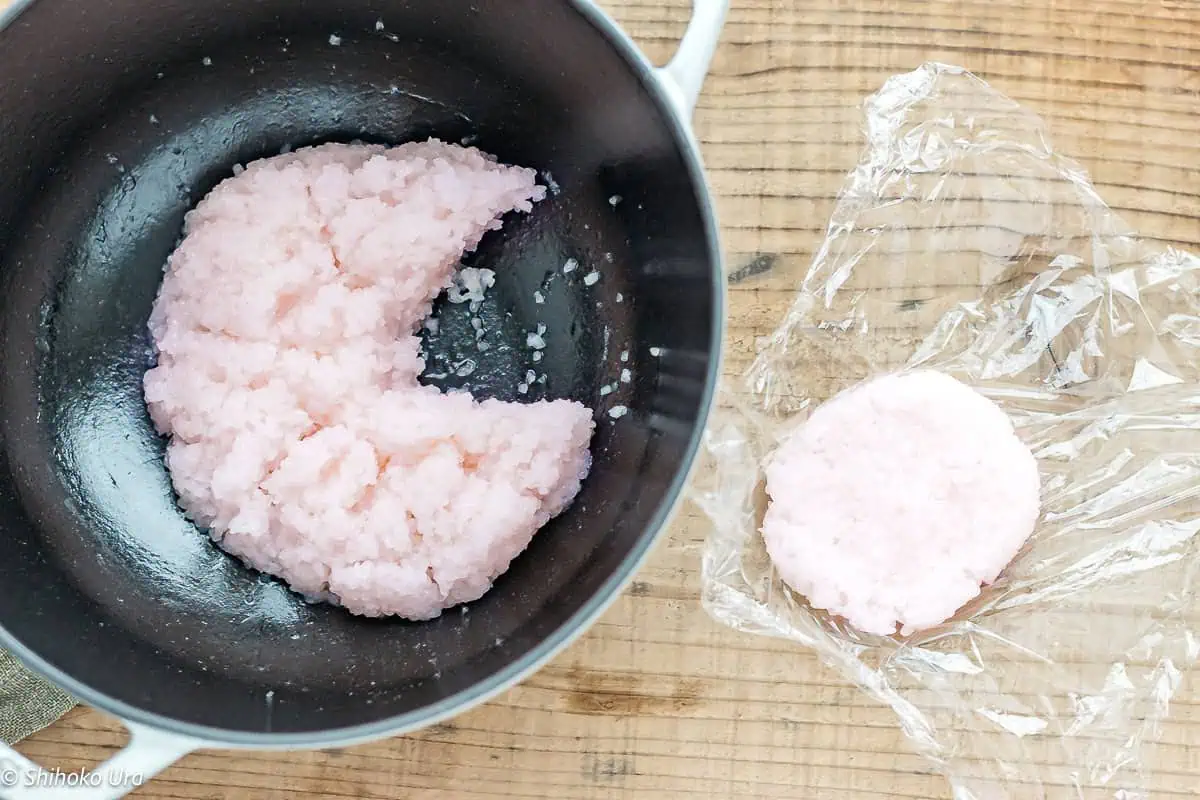 domyojiko cooked pot the lid open and cooked domyojiko is divided into 6 equal portion.
