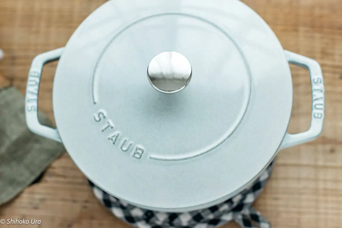 a cooking pot domoyjiko had been cooked with a lid on
