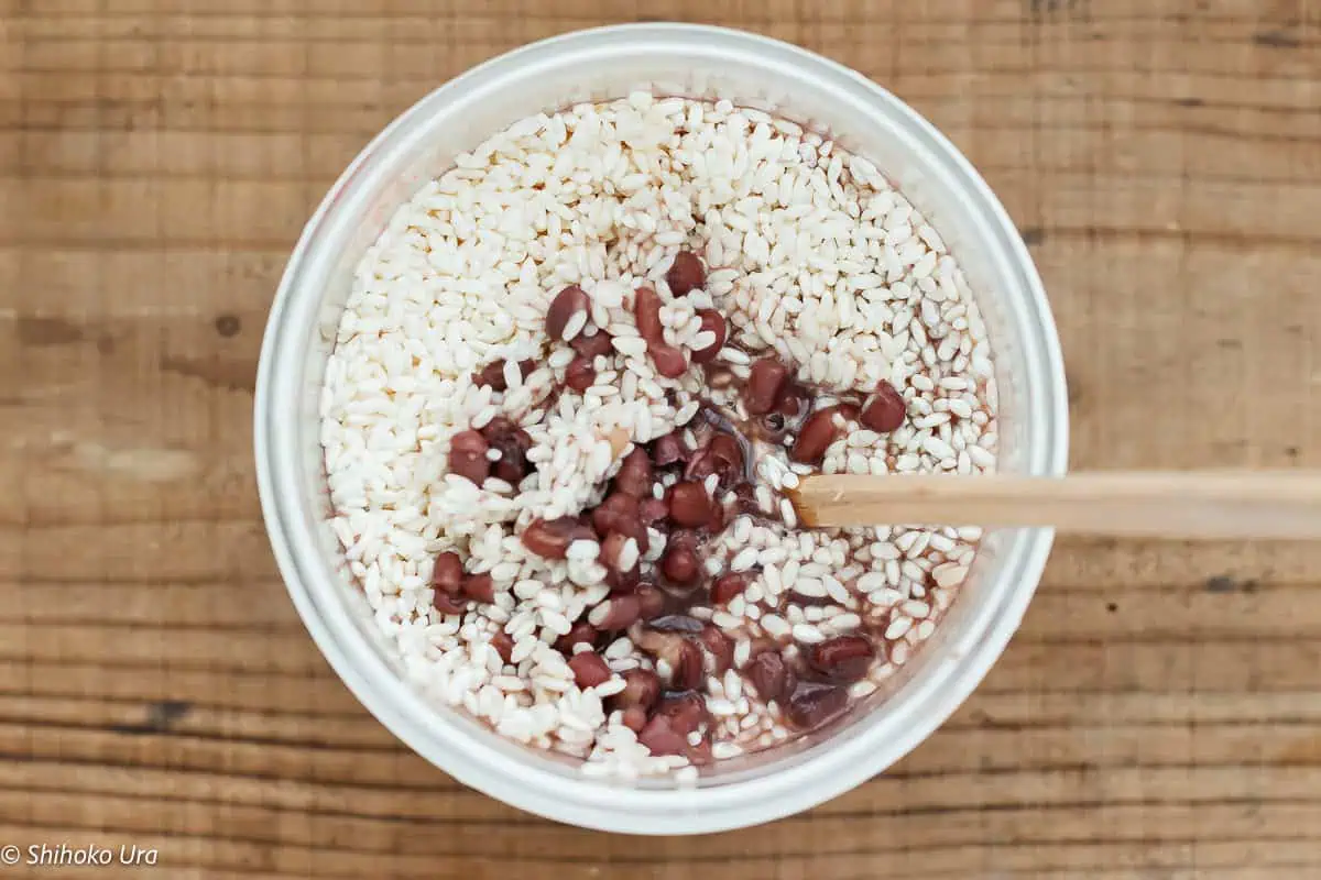 koji addedd to the cooked azuki beans in the yogurt maker container