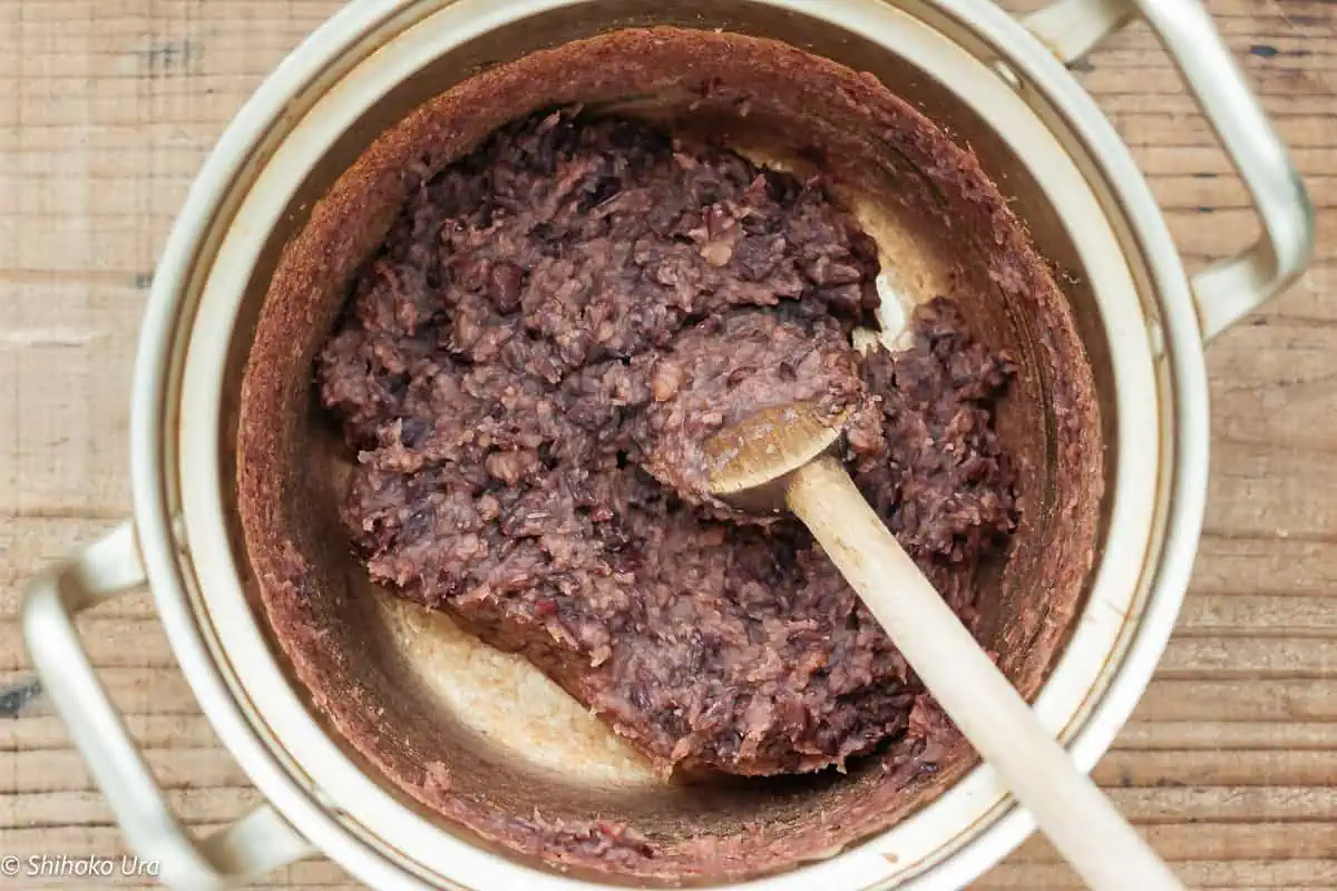 simmering fermented sweet bean paste in a pot to adjusting thickness